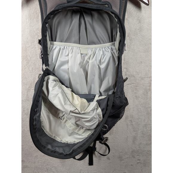Osprey Daylite Backpack Gray/Black Travel Hiking Adventure Bag - Picture 5 of 9
